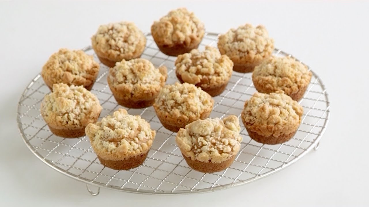 Martha Stewart&rsquo;s Classic Crumb Topping For Muffins, Coffee Cake, & Pies | Martha Bakes | #Shorts
