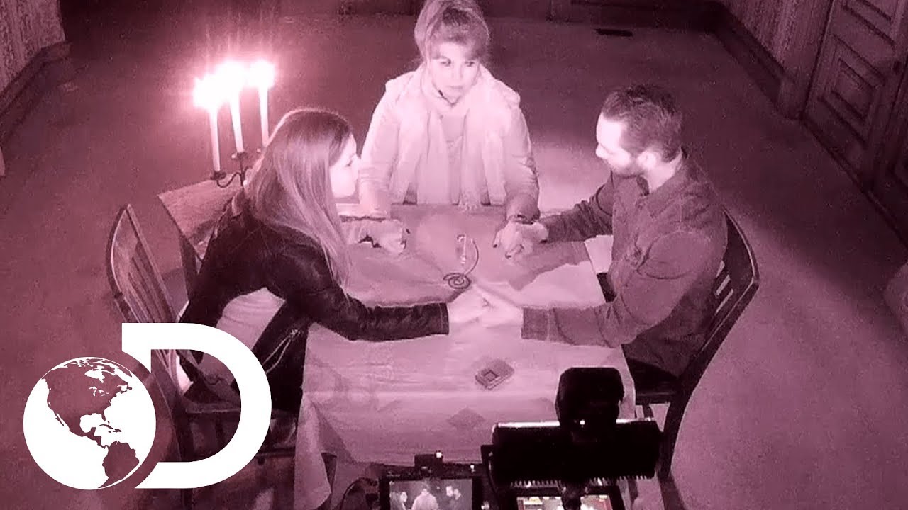 Sesión con médium para cerrar un portal maligno | Encierro paranormal | Discovery Latinoamérica