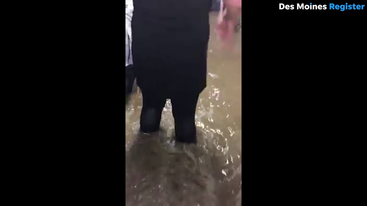 Raw video: Flood waters fill Hy-Vee in Des Moines