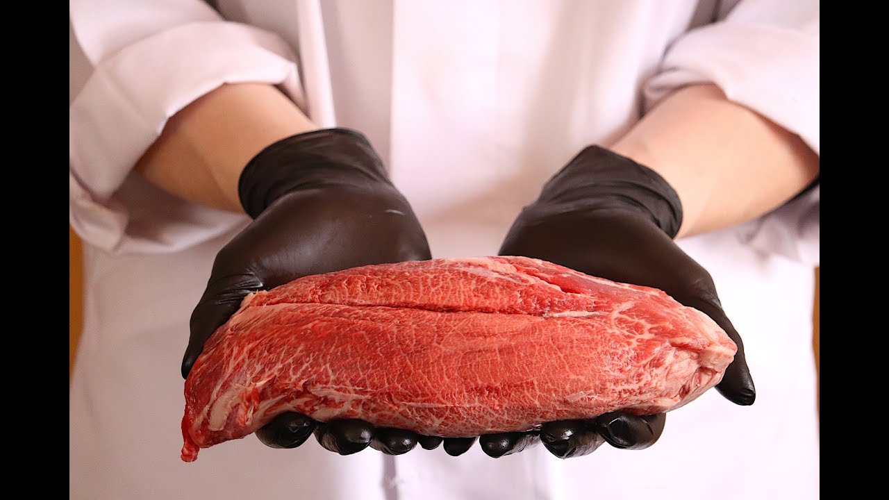 牛スネの肉磨きと、希少部位マクラの紹介