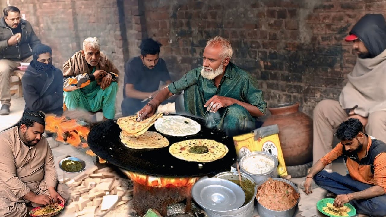 50/- RS ALOO PARATHA WITH SAAG & MAKHAN 😍- BEST ROADSIDE BREAKFAST - PAKISTANI STREET FOOD IN PUNJAB