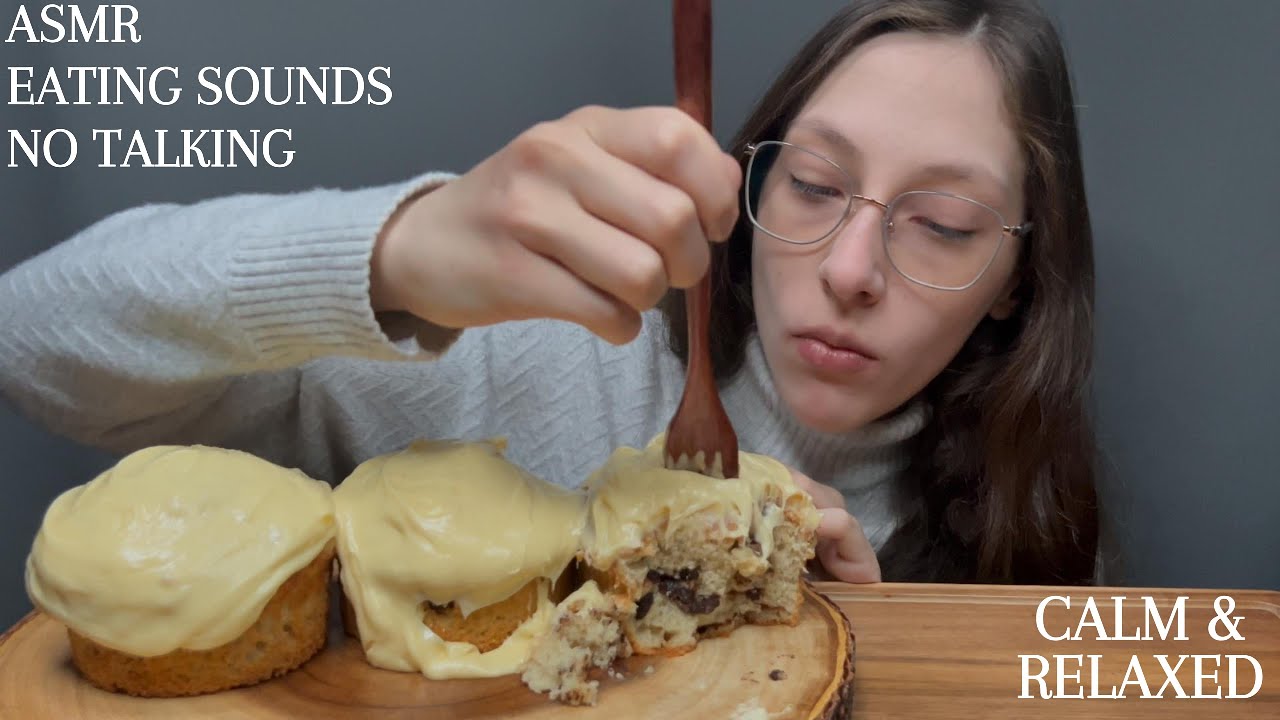 ASMR / CHOCOLATE CHUNK BANANA MUFFINS / BUTTERCREAM FROSTING / EATING SOUNDS