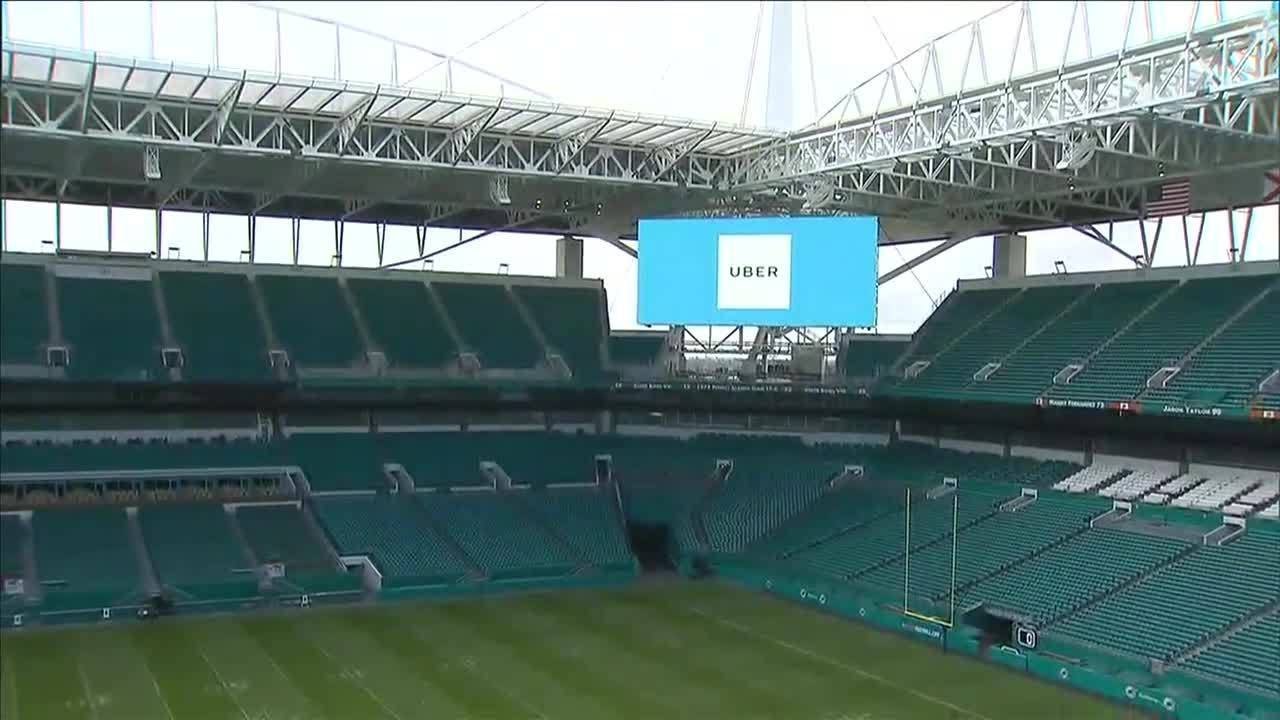 Местные жители 10 посещают недавно отремонтированный стадион Hard Rock.