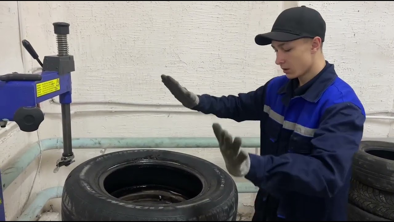 студенты 1курса сдают  зачет по шиномонтажу колес