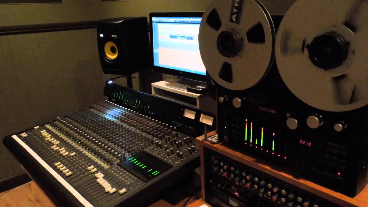 Mackie 24x8 Bus analog mixer & Tascam 8 tracks reel to reel in action..!