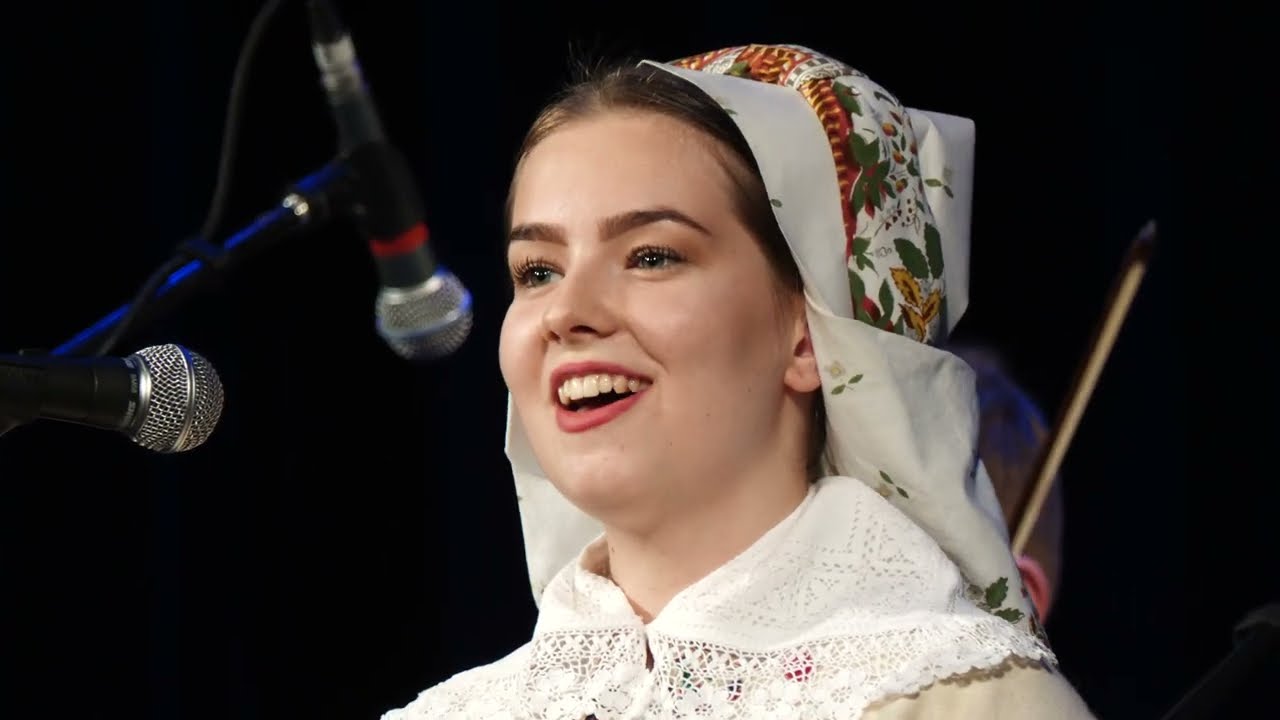 Horňácká koleda Była cesta pěkná šlapaná...-zpěv SÁRA SLOVÁKOVÁ, doprovod Musica Folklorica