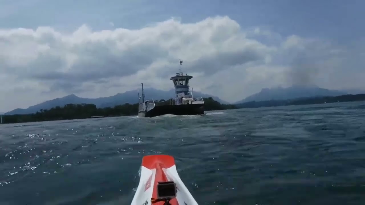 Dampfer-Heckwelle surfen mit dem Seekajak