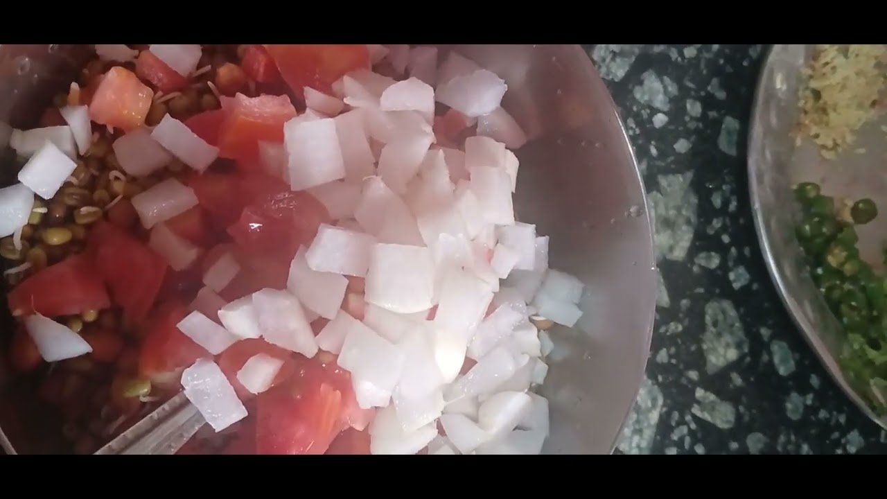 HELDI bhi aur testi  भी अंकुरित  chana aur मूंग  ka चाट #heldi# sprouts #chana  ,मूंग #chaat #recip
