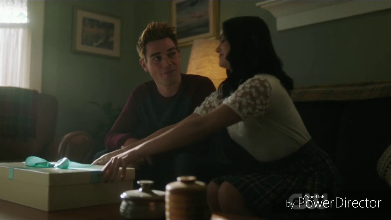riverdale season 3 episode 18 Varchie moment *the almost kiss*