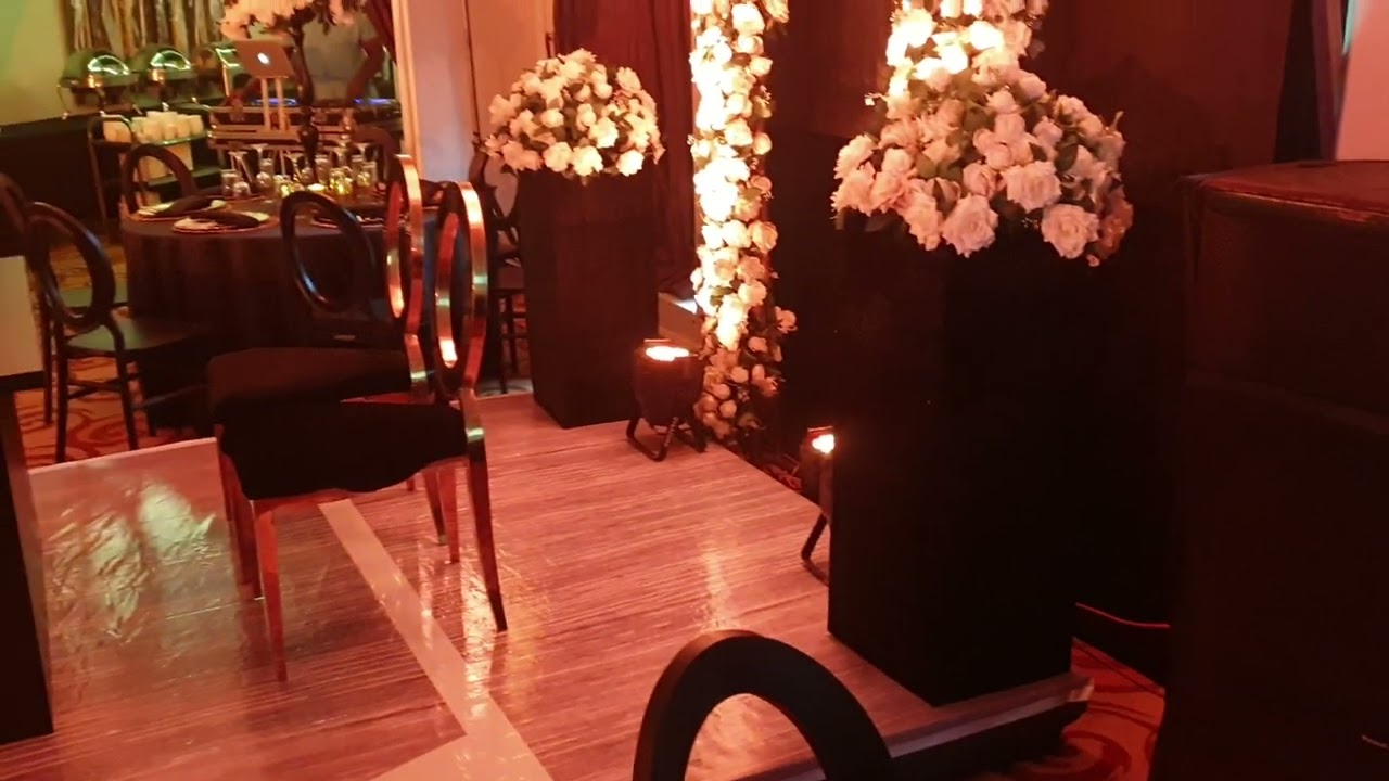 black and gold themed wedding decor.