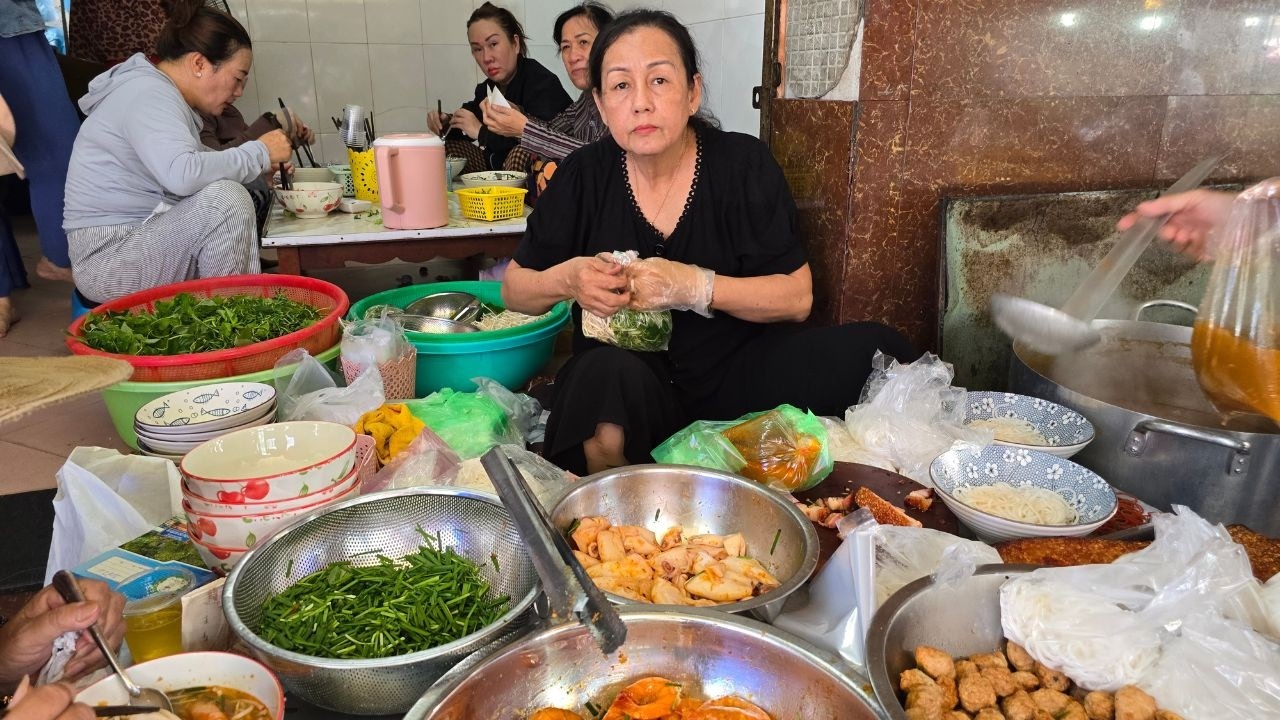 Tr&ugrave;m b&uacute;n mắm Phan Thiết nấu nồi nước l&egrave;o ngọt nước với mực ống, t&ocirc;m biển tươi r&oacute;i