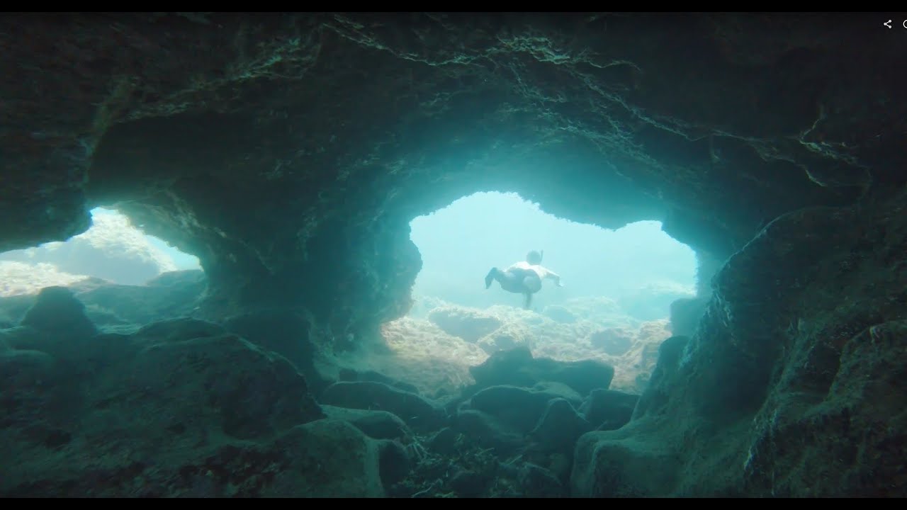 Pasando en Apnea por una Cueva Submarina cerca de Cal&oacute; Blanc