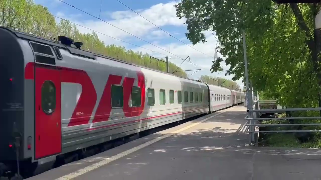 Электровоз ЧС4Т-385 С Пассажирским Поездом Проходит Станцию Оксеая