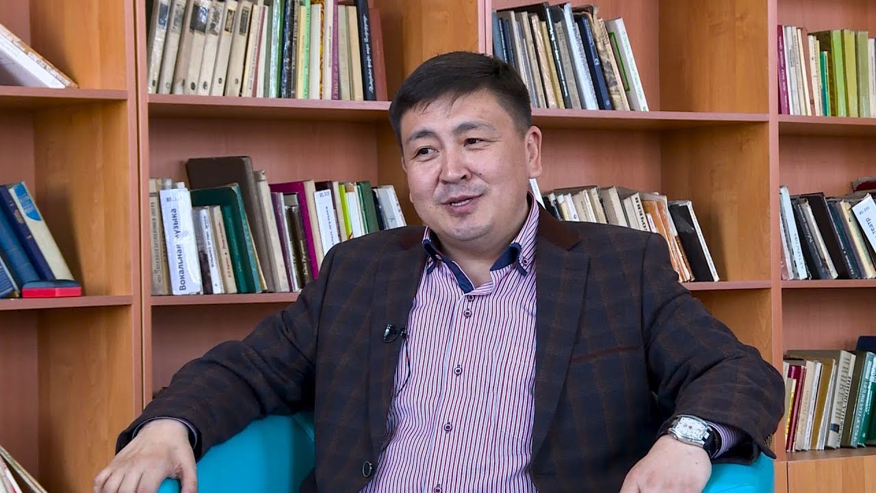 Элмирбек Иманалиев төкмө акындарды чектөөсүз айтышка чакырат\Адабий айдың