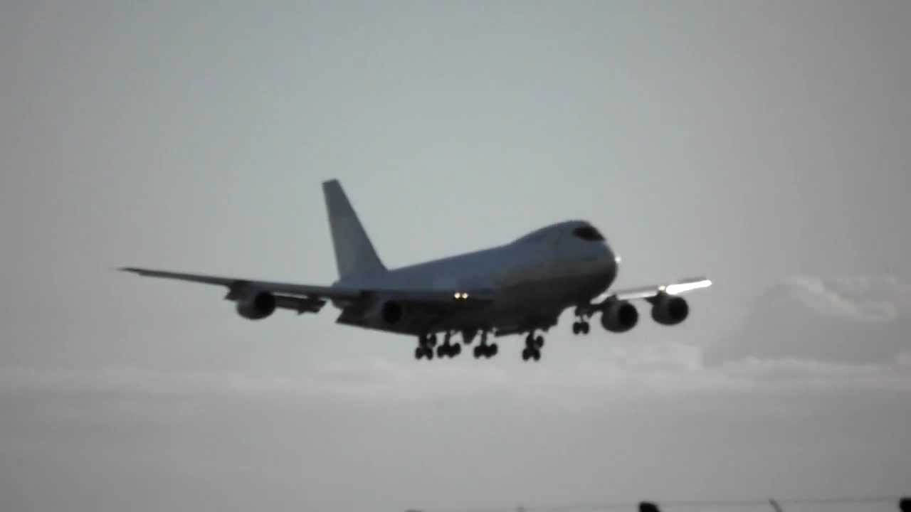 Boeing 747-200 landing at Manston