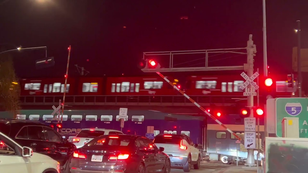 *MAJOR CROSSING MALFUNCTION* NCTD 648 Coaster North, W. Laurel St Railroad Crossing, San Diego CA