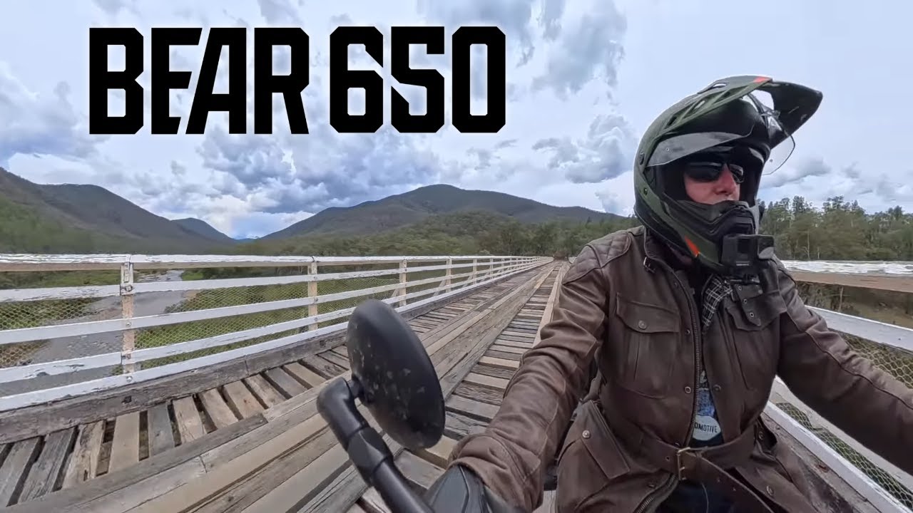 Первый мотоцикл Bear 650 пересек мост Маккиллопс — Royal Enfield.