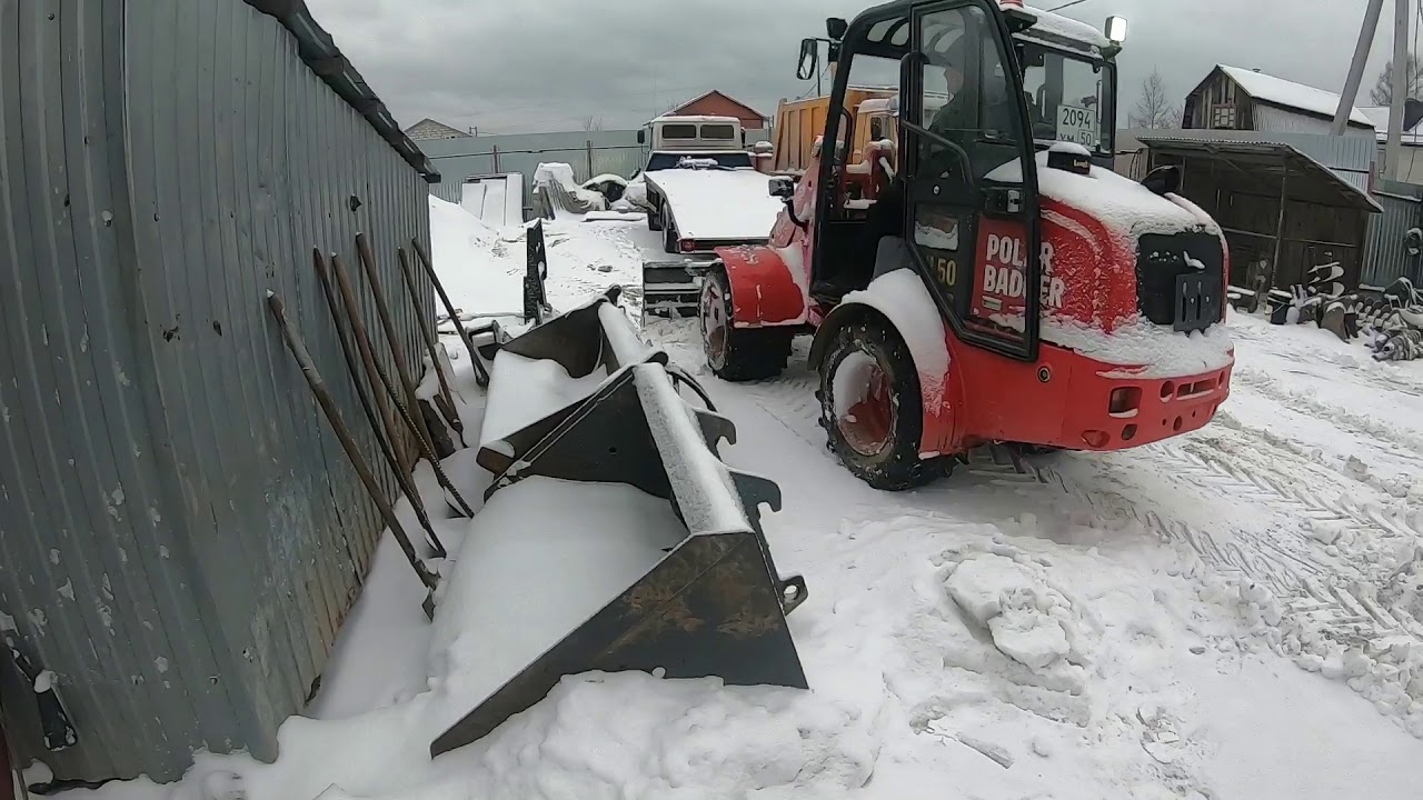 Уборка снега мини погрузчиком Polar Badger WL 50   Поворотным   отвалом