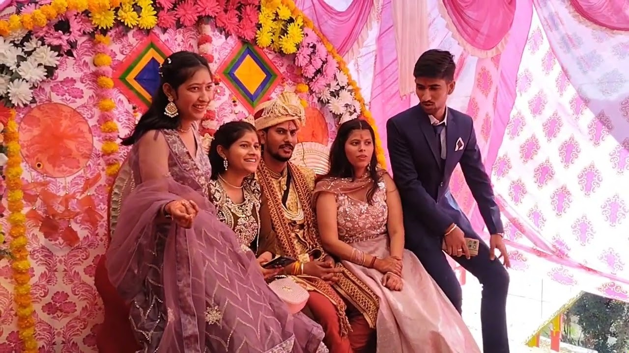 आज मिनाक्षी की शादी भी सम्पन्न हुई। विदाई के समय बड़ा भावुक पल रहा