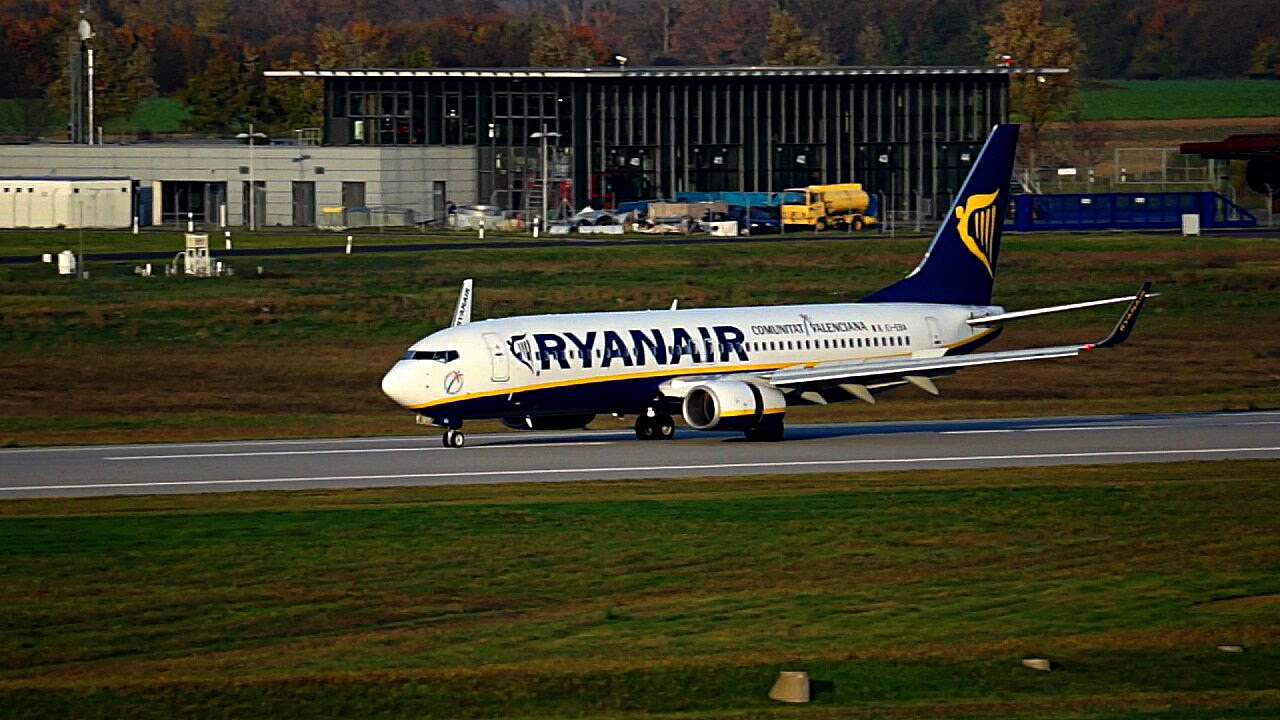 Ryanair Boeing 737 Landing at Leipzig/Halle airport (Germany) incl. Bonus
