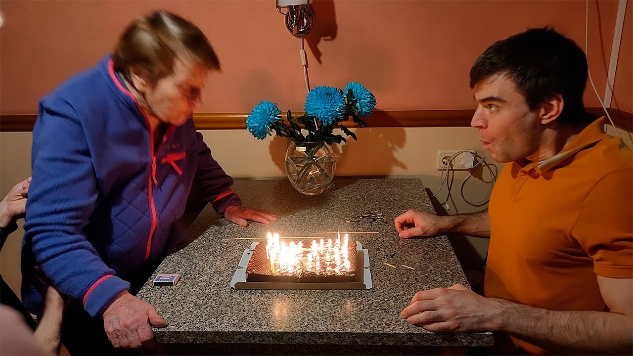 Сколько лет бабушке? (Eng subs) #др #деньрождения #торт #свечи #happybirthday