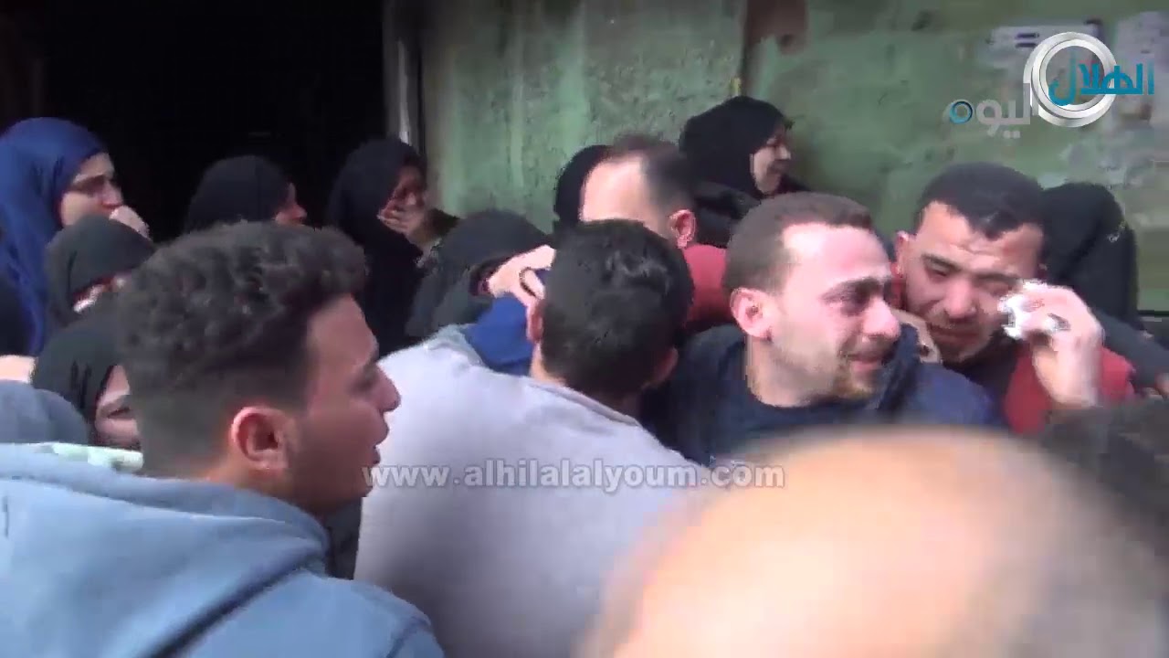 لحظة تشييع الجنازة العسكرية لبطل 