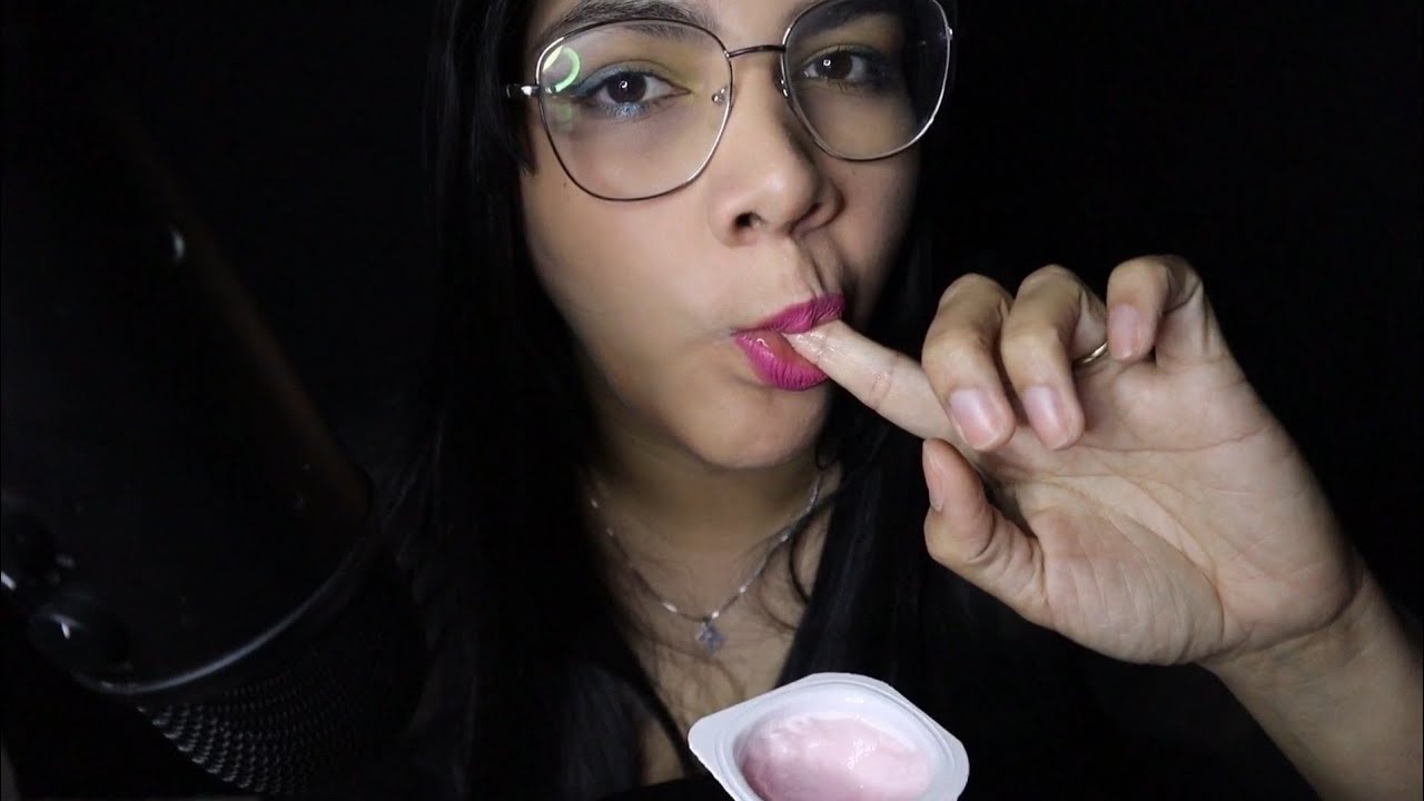 ASMR comiendo yogurt con el dedo ☺️
