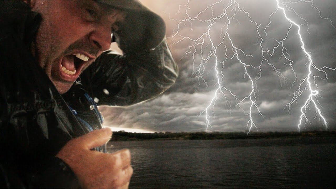 PRIS SOUS LA TEMPÊTE EN OUGANDA !  - Cyril Chauquet