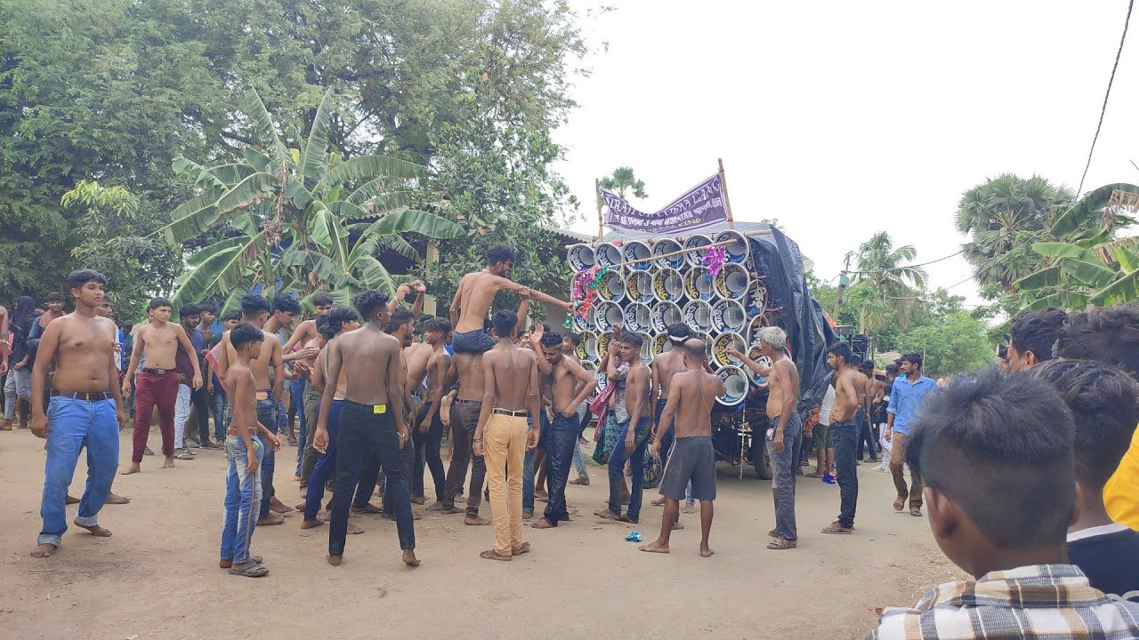 সাউন্ড কিং বাজিয়ে পাপাইয়ের নিজের গ্রামের ছেলের সব নেচে  রোডশো।