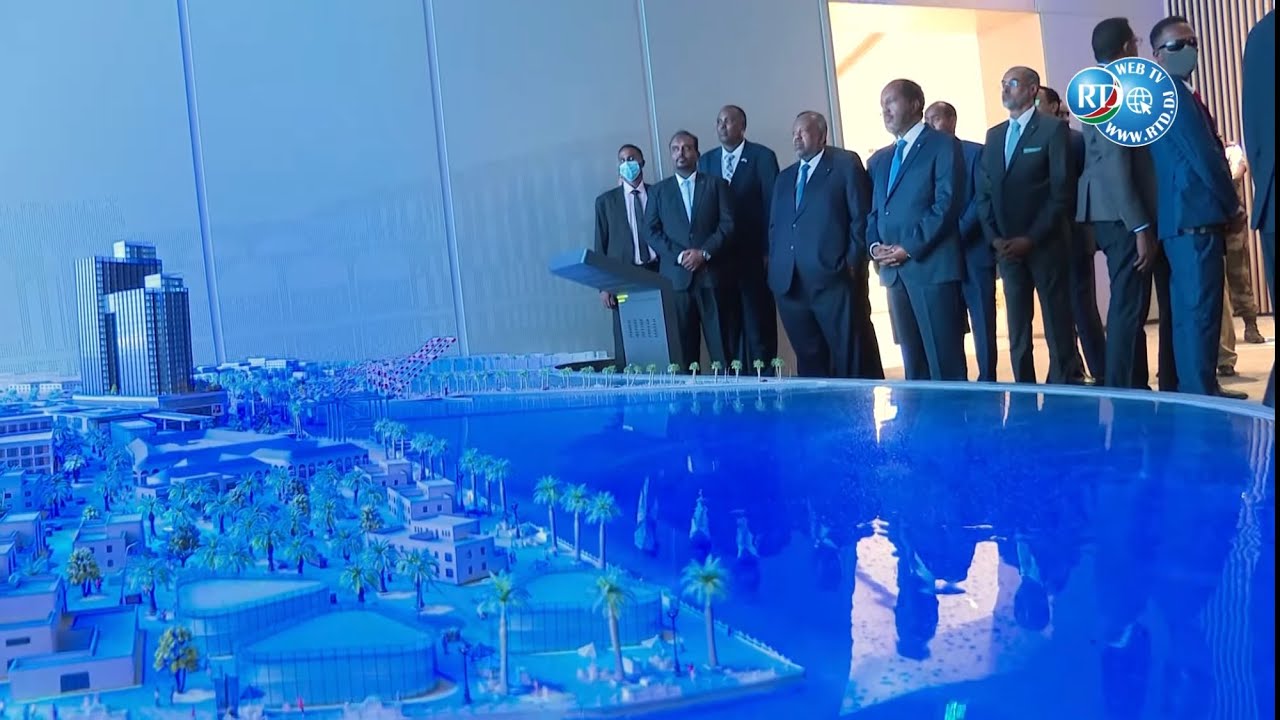 Djibouti-Somalie : visite guidée du président somalien au centre d’exposition de l'ancien port.