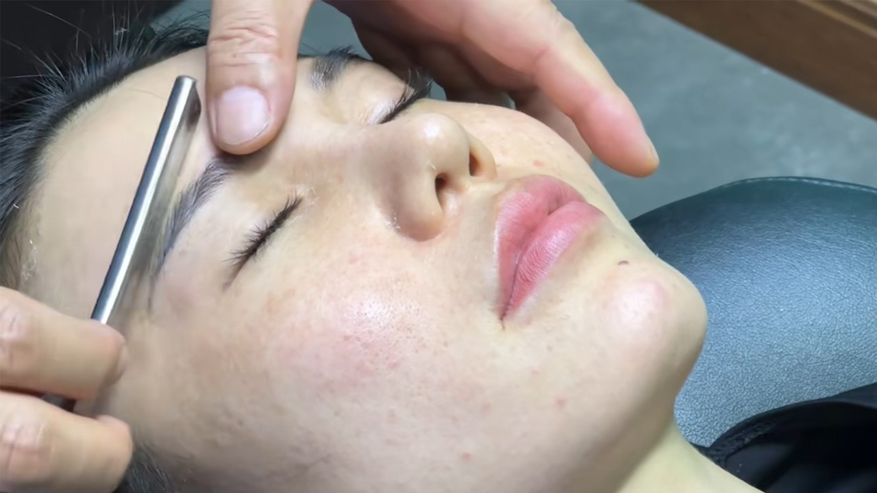 The master shaves the beautiful lady's face, her skin is so good, but there is also dead skin