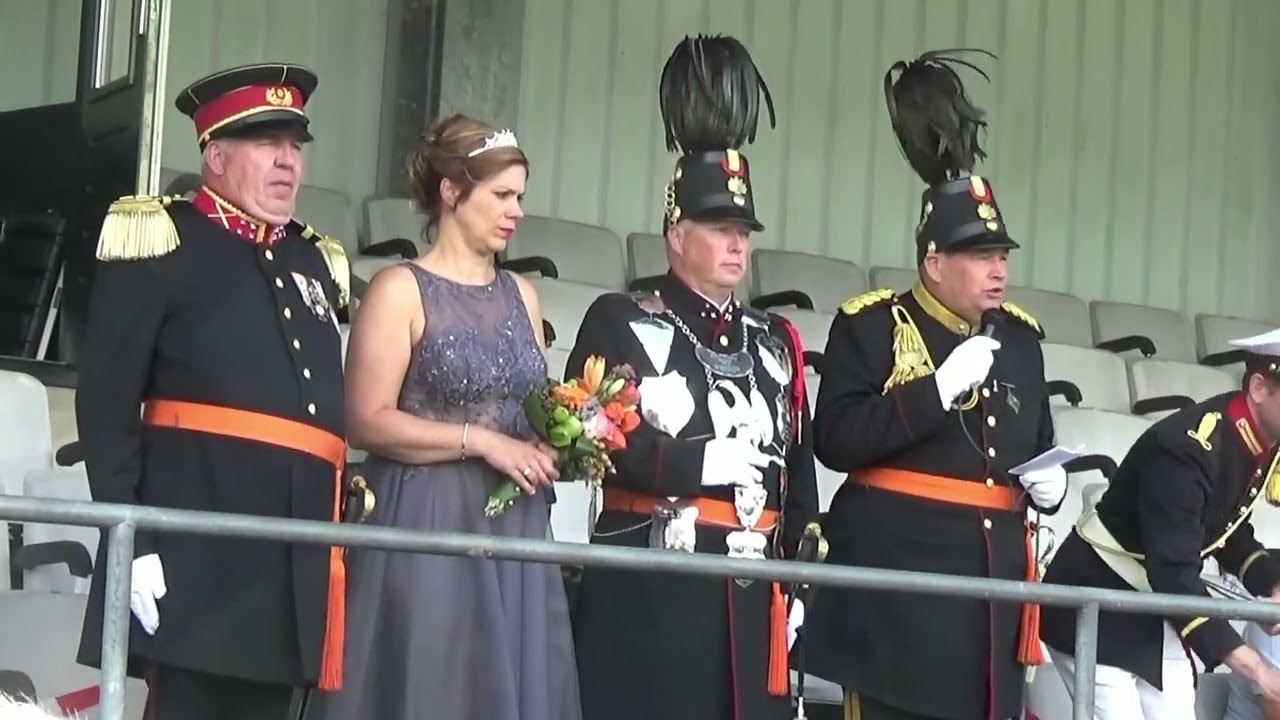 Bondsschuttersfeest Heerlerheide 2023: Binnentrekken van de schutterijen.