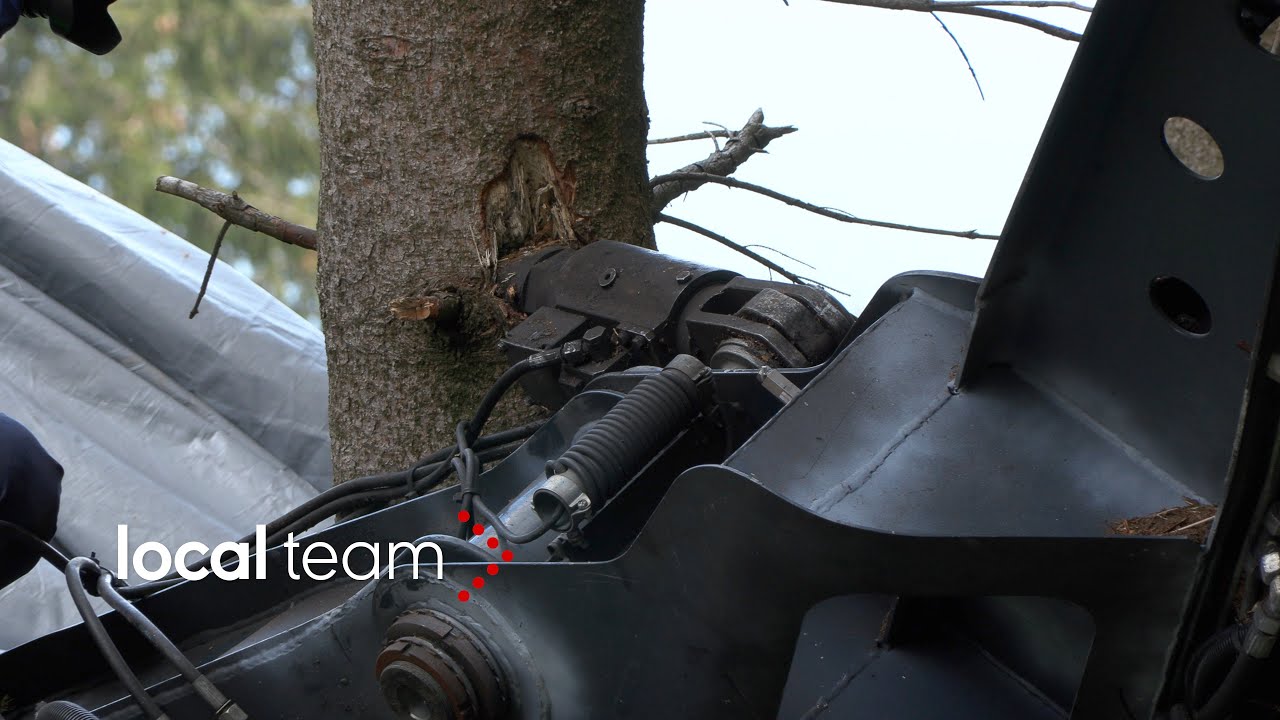 Funivia Mottarone, le immagini della testa fusa conficcata in un albero