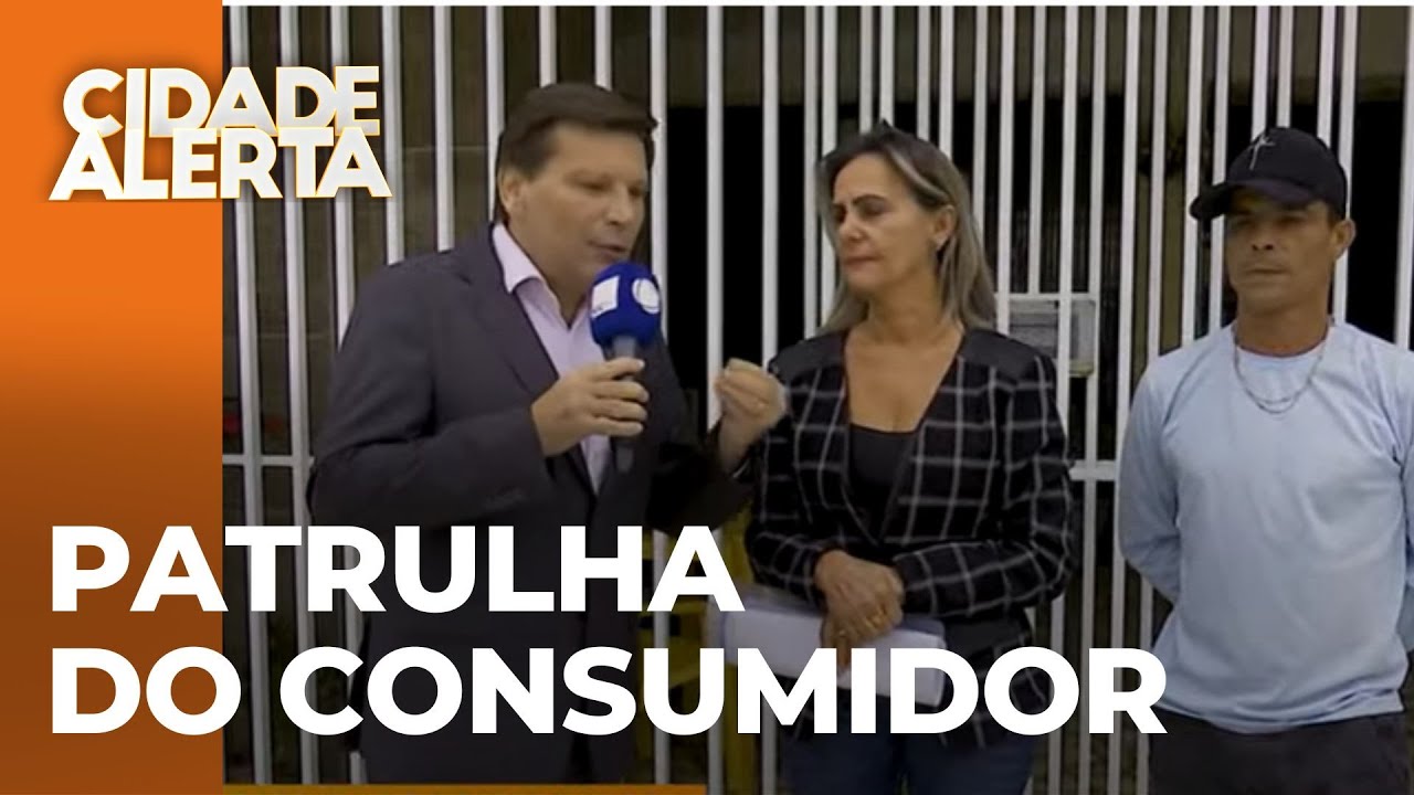 Carro fica dois anos parado em pátio de oficina mecânica e ainda é vandalizado
