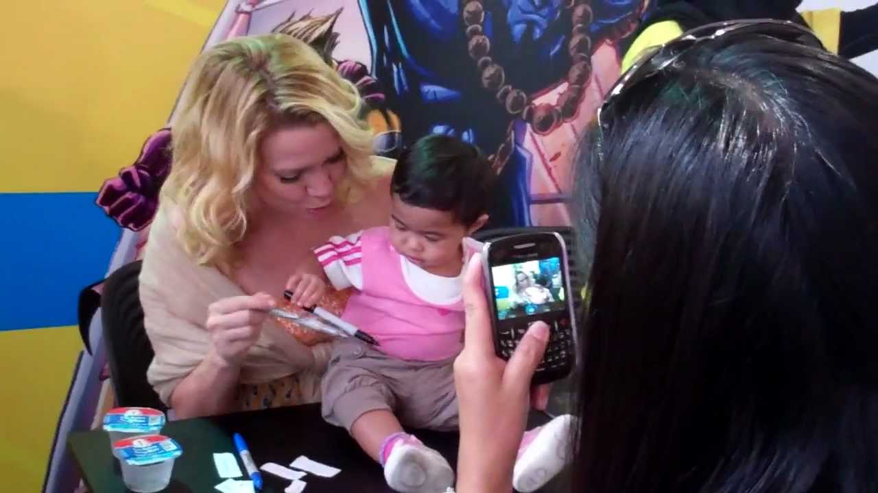 xellah and Laurie Holden.MP4