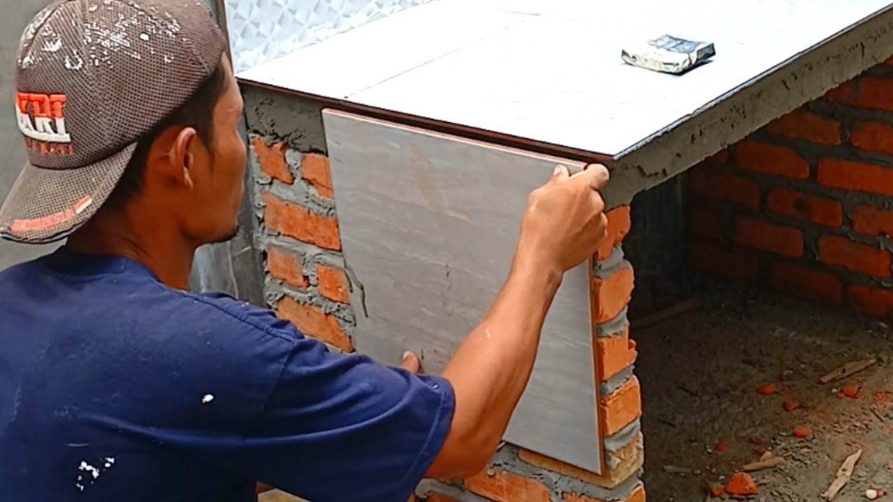 CARANYA MEMASANG  KRAMIK DARI ATAS KEBAWAH PADA KAKI MEJA DAPUR