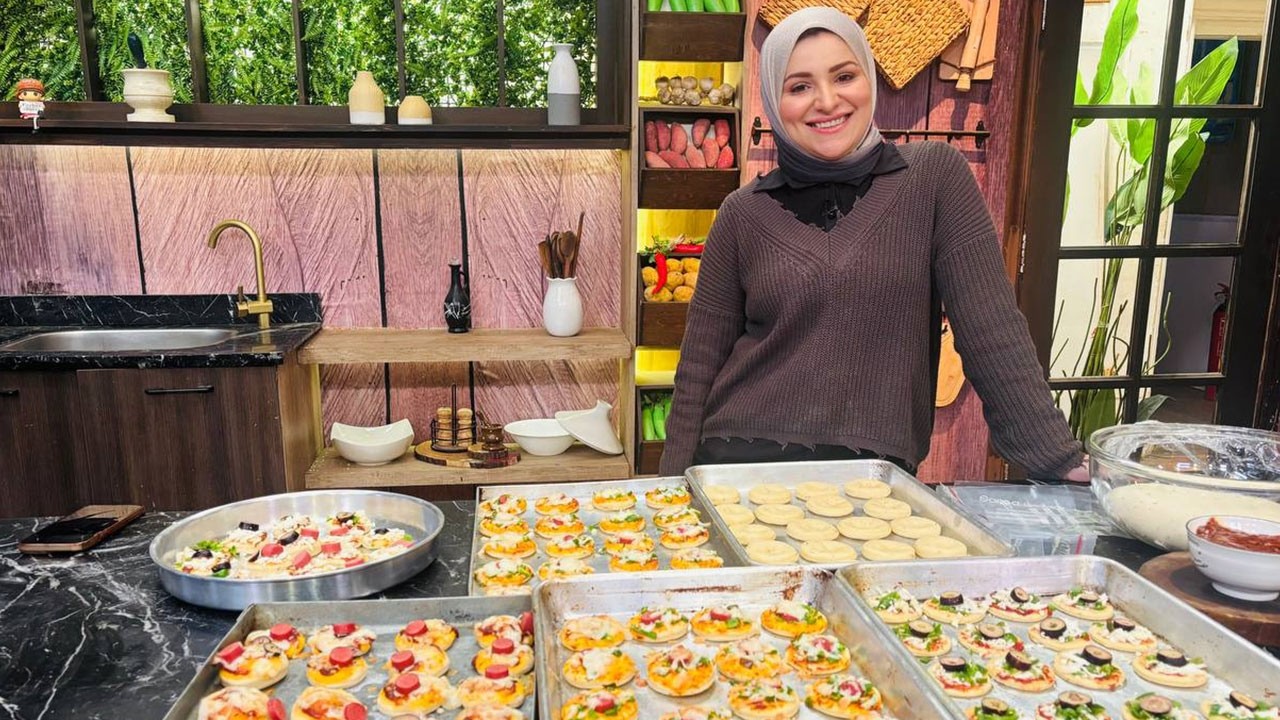 طريقة تفريز الميني بيتزا - صوص البيتزا السريع | سنة أولى طبخ مع الشيف آلاء الجبالي