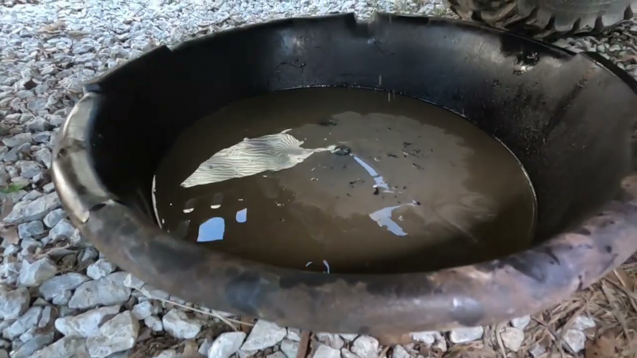 Квадроцикл Honda утонул в ручье и в двигатель попала вода.