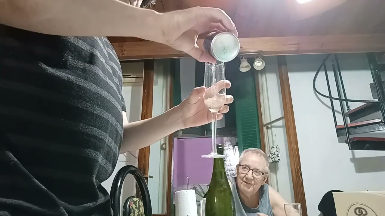 Un buen champagne con speed mirando fútbol