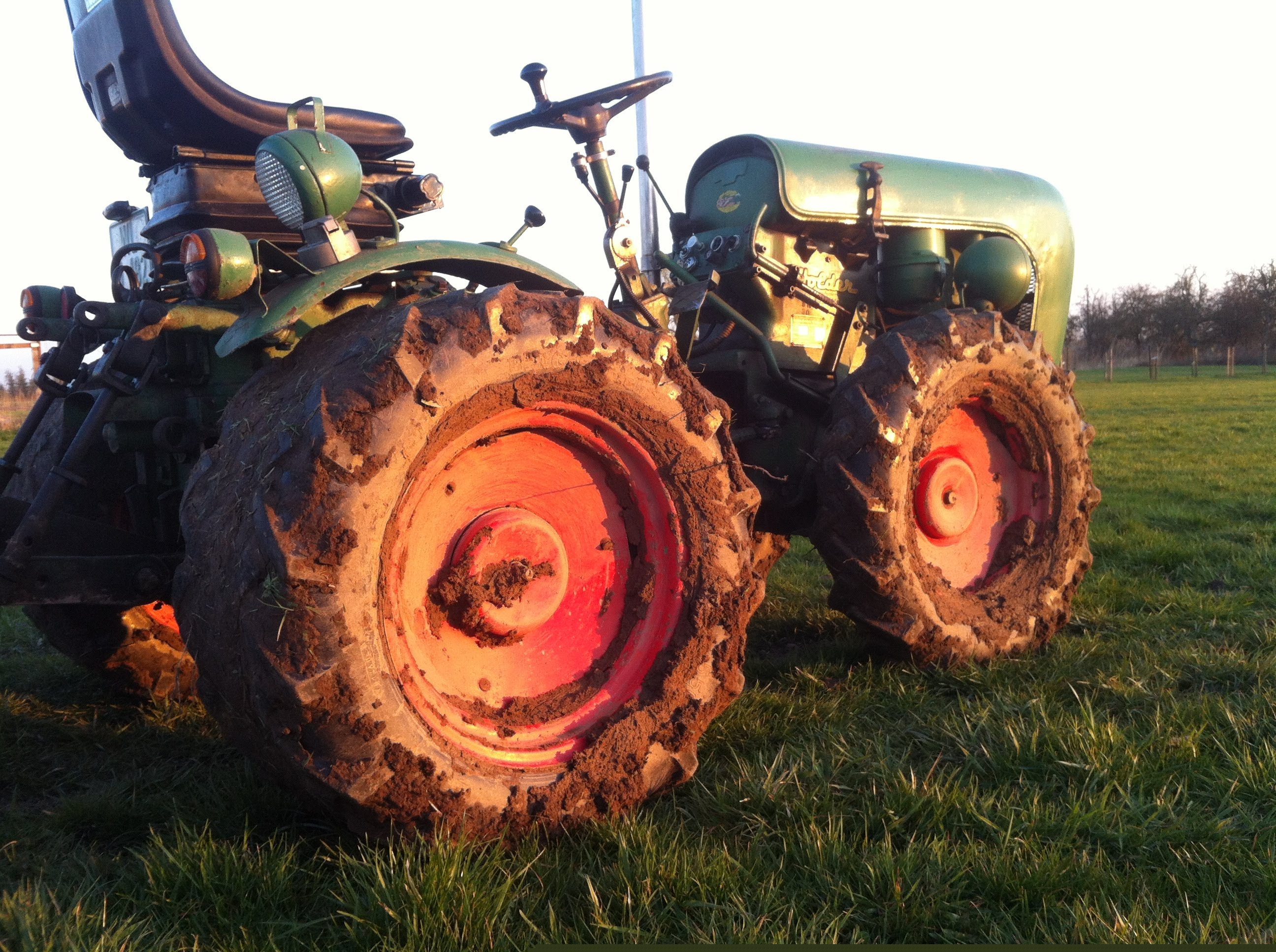 Allrad Knicklenker Holder A12 - geht durch dick und dünn - Schlammschlacht  - tractor in mud