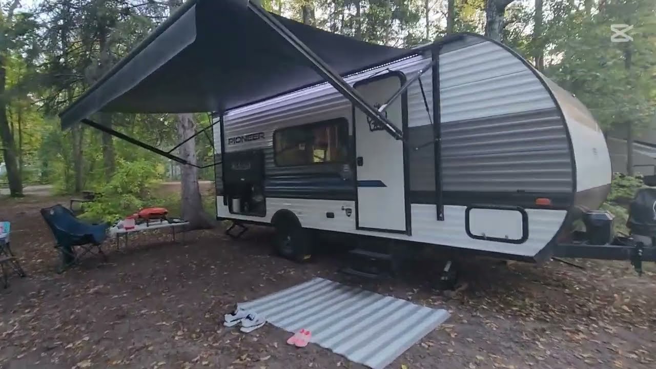 Кемпинг с американским автодомом. Big Whiteshell