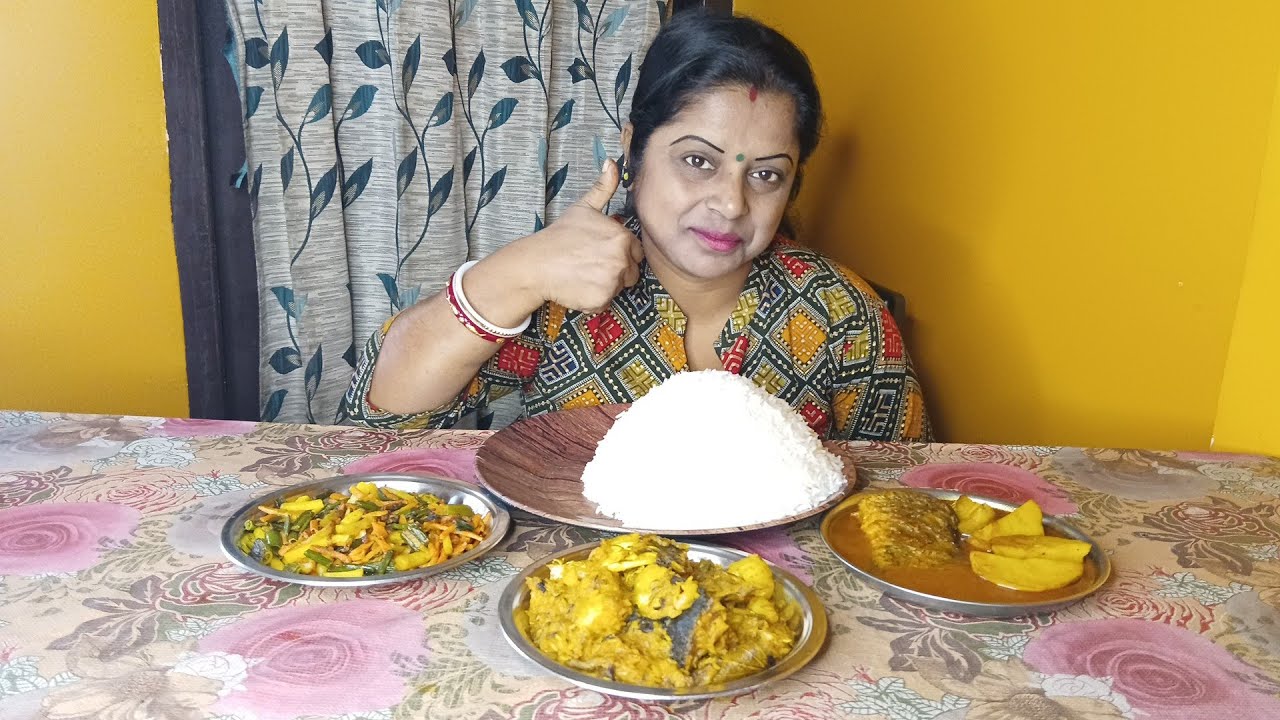 দুপুরের খাবারে আছে ভাত। রুই মাছের মাথা দিয়ে মুড়ির ঘন্টো। রুই মাছের লেজার ঝোল। আরো কি কি খেলাম? 🤔