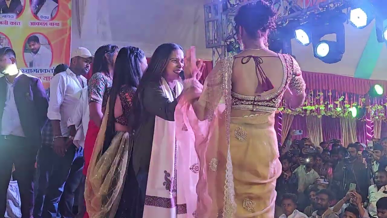 अंजली भारती मैगी सॉन्ग पटना में स्टेज शो के दौरान फुल मस्ती में मुस्कान की तुलसी दिशा