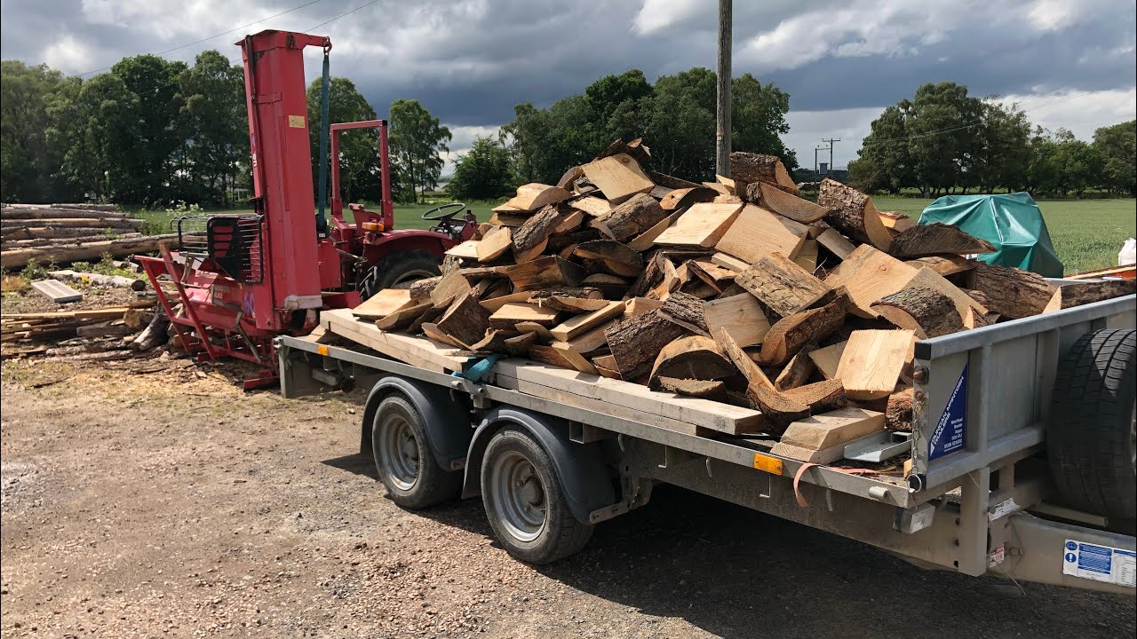 Solo Sawmilling E3 - Processing firewood from slab wood sawmill waste.