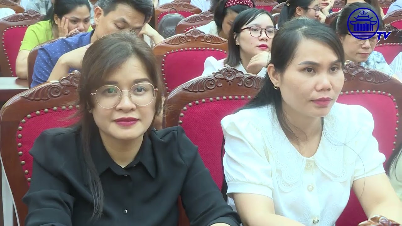 Các đồng chí lãnh đạo xã gặp mặt cán bộ, công chức ngày làm việc đầu tiên