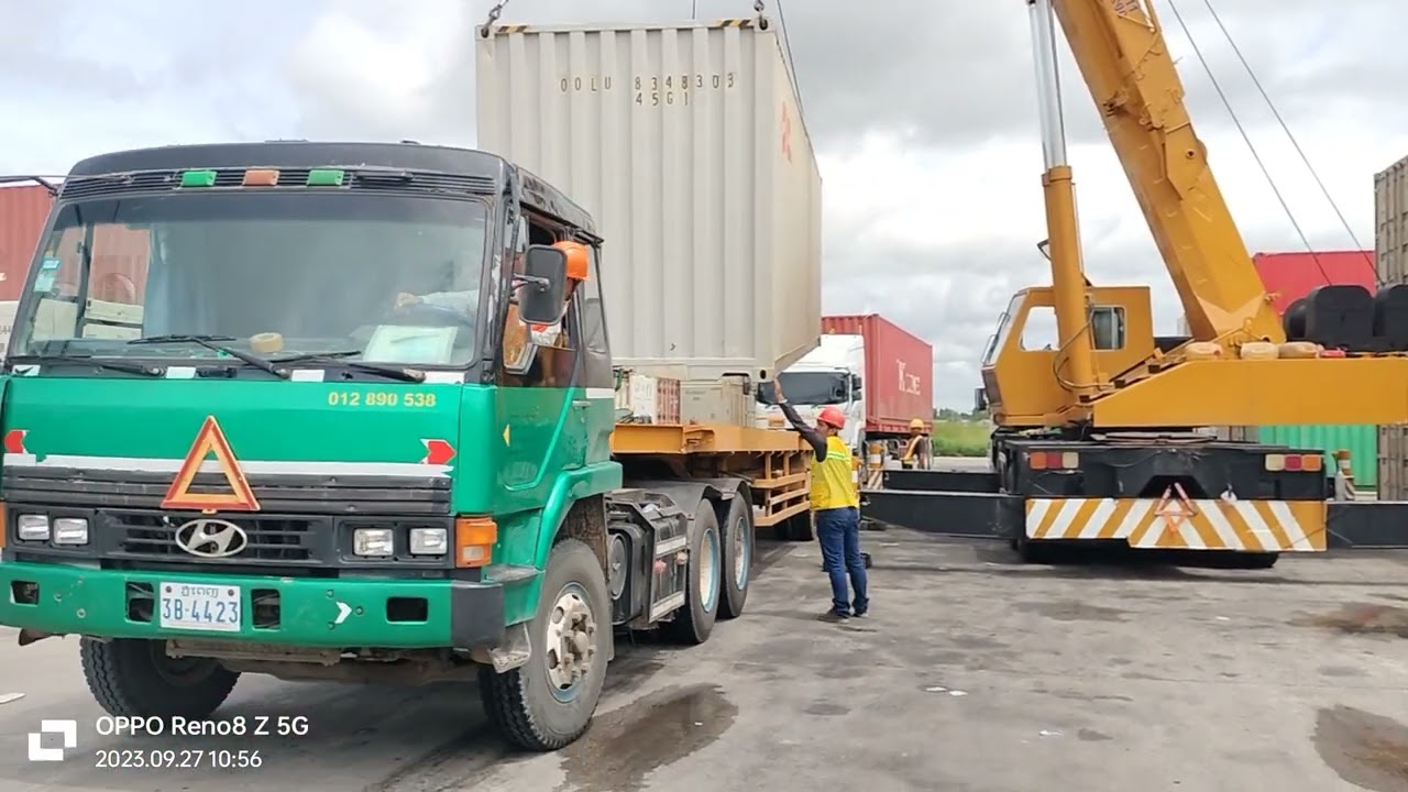 Cranes lift containers in dry port for Khmer trucks