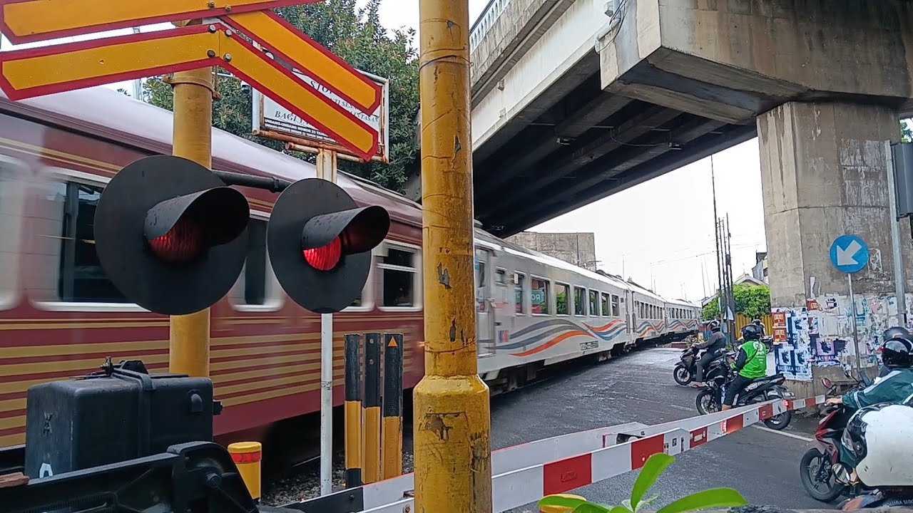 2 Kereta Api Rangkaian Kembali Pada Zamannya | Perlintasan Kereta Api Malang Kota Lama