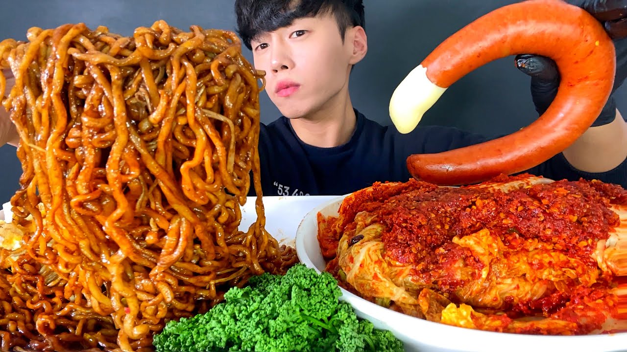 ASMR / КОЛБАС + КОРЕЙСКАЯ ЧАСТИЧНАЯ КИМЧИ + ЧЕРНАЯ ФАСОЛЬНАЯ Лапша MUKBANG, ЕДЯ ШОУ