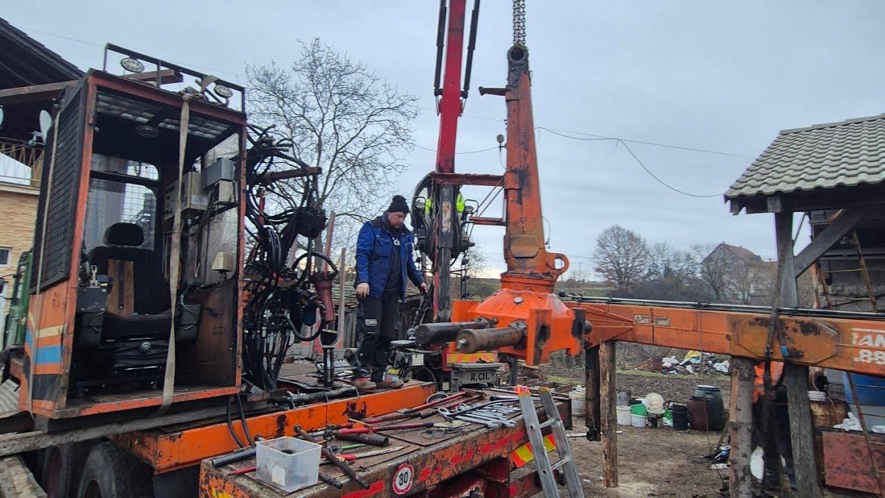 Začíname s menšou údržbou 😃 Výmena prasknutého obalu na otoč hydraulickej ruky.  Syncrofalke 3T