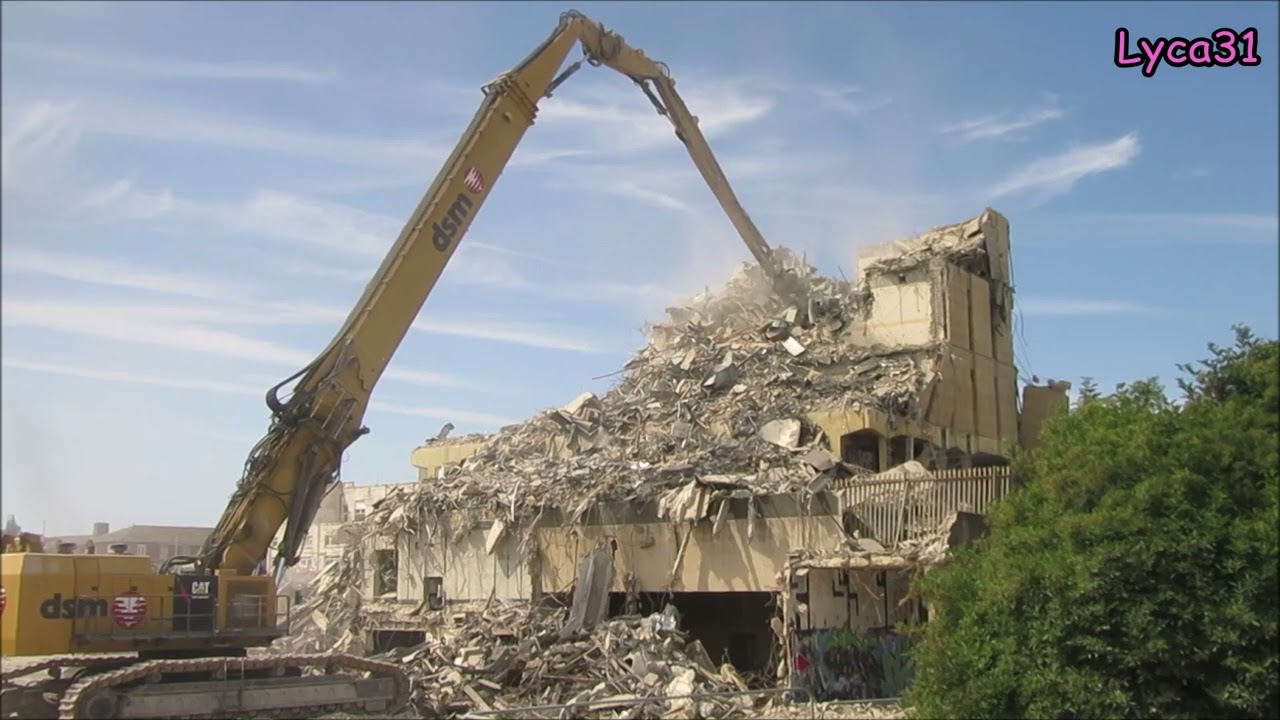 Blackpool Bonny Street Police Station Demolition, big machine, The Beast  Part 10. It's almost gone.